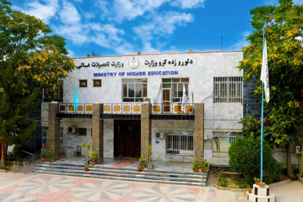 طالبان تحرم الأساتذة المخالفين لمعايير اللباس واللحية من الترقيات العلمية