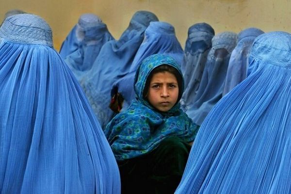 طالبان: حجاب فخر دی، نه پېغور او مخالفین یې د عفت ښکار ته د وږو لېوانو په څېر دي