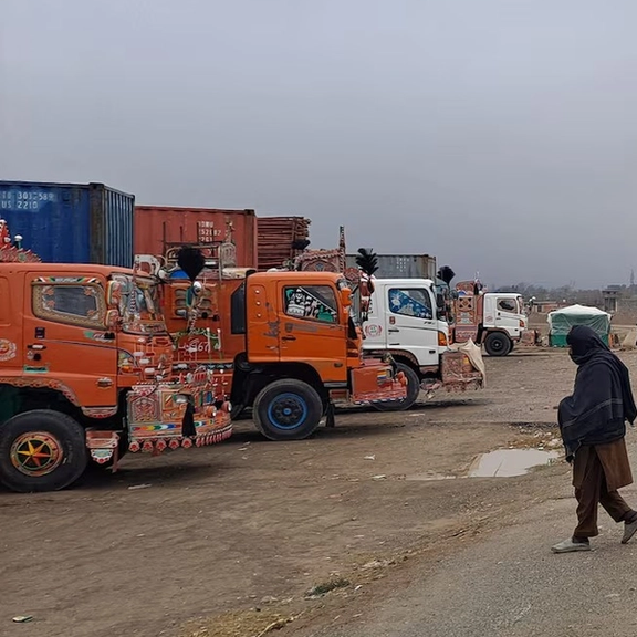 افغانستان ته د پاکستان صادرات ۶۴ سلنه ډېر شوي