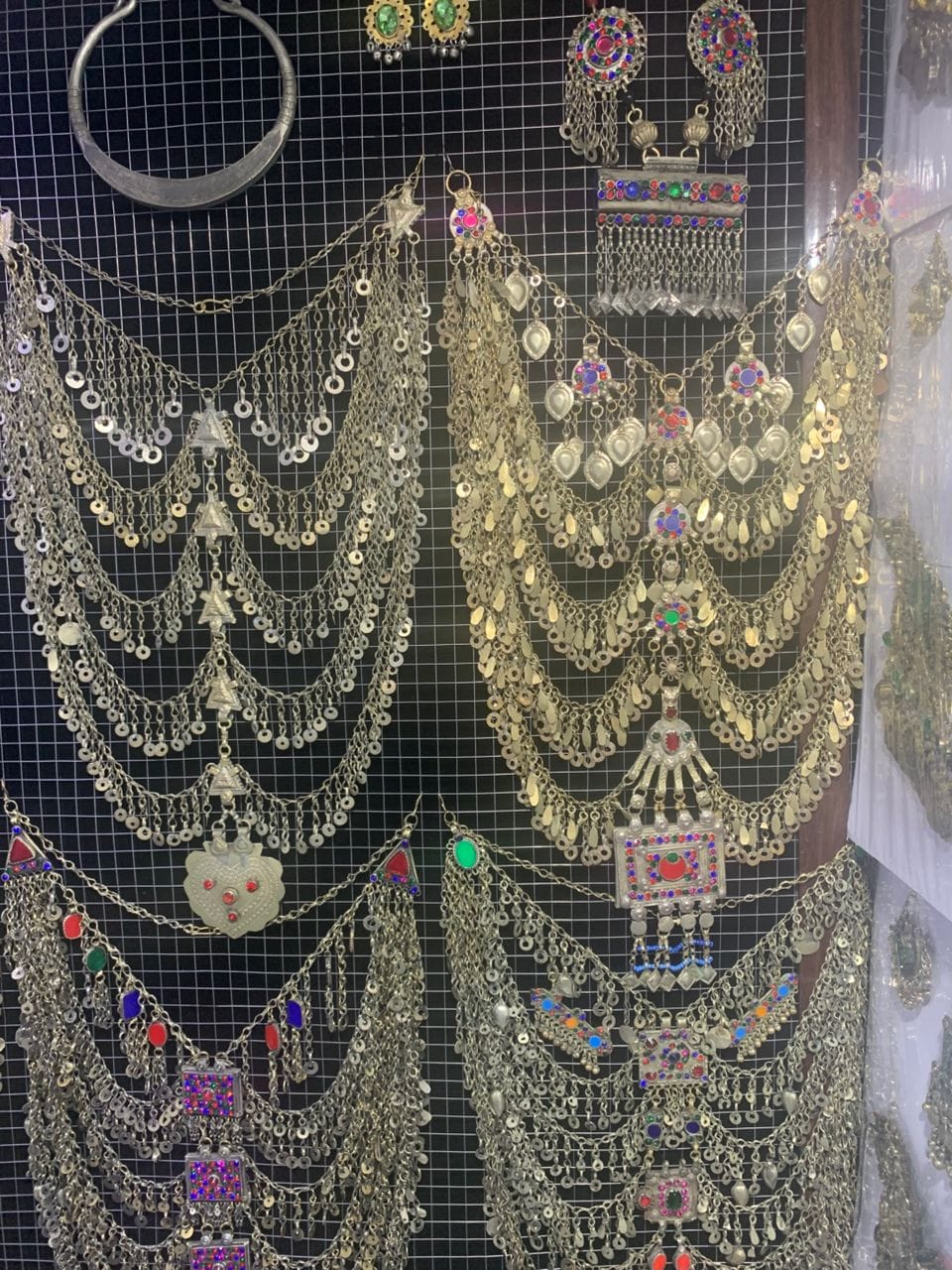 په کابل کې د سپینو زرو په یوه پلورنځي کې پخوانۍ دودیزې ګاڼې