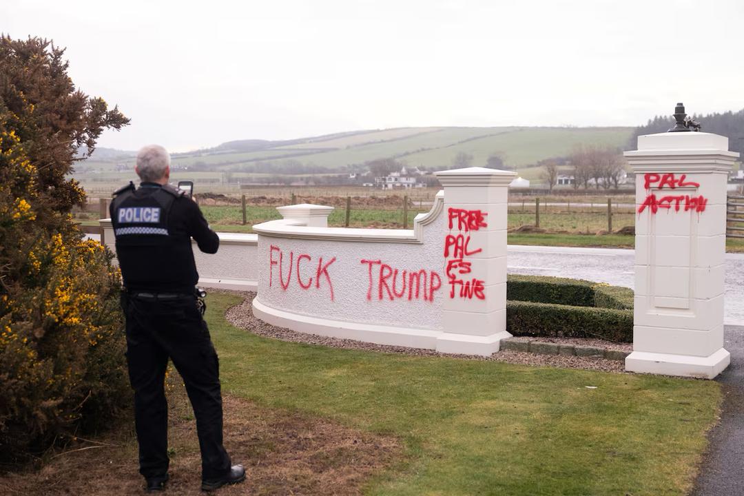 بخش‌هایی از زمین بازی گلف ترامپ به‌دست حامیان فلسطین تخریب شد