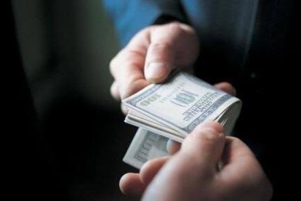 طالبان وايي، د اداري فساد کچه ټېټه شوې، خو خلک وايي چې طالبان په ښکاره بډې اخلي