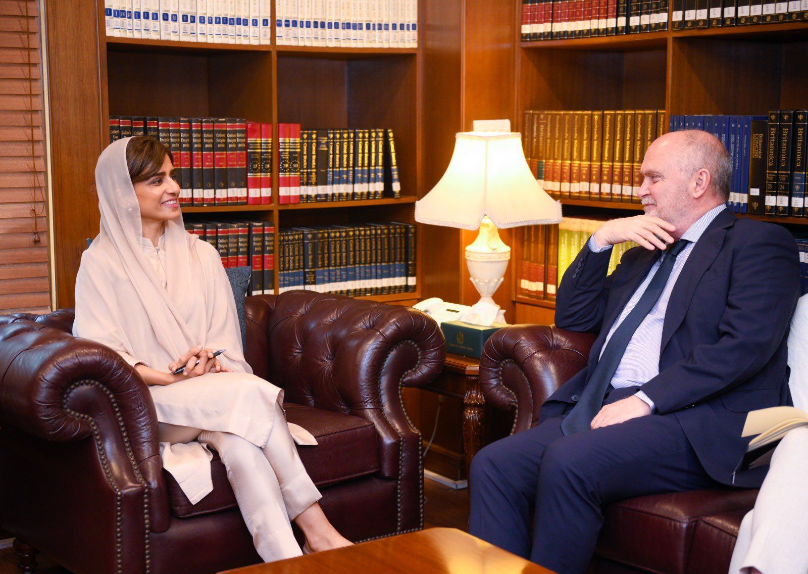 معاون وزیر خارجه پاکستان با نماینده دبیرکل سازمان ملل در امور افغانستان دیدار کرد