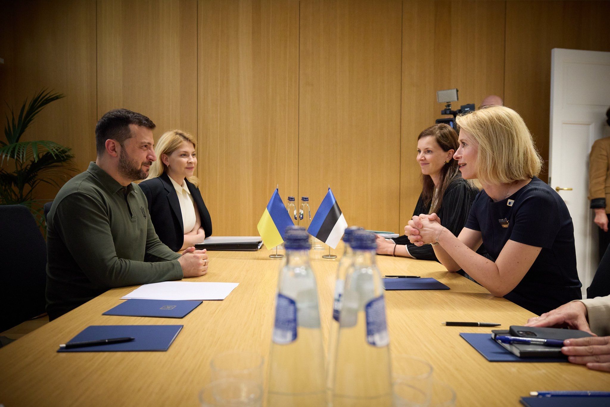 د میز ښي خوا ته د استونیا له لومړۍ وزیرې کاجا کالاس او چپ خوا ته د اوکراین ولسمشر ولادیمیر زلنسکي