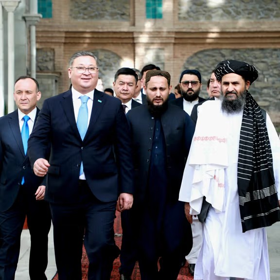 ولې منځنۍ اسیا د طالبانو ادارې ته د نږدې کېدو لړۍ ګړندۍ کړې ده؟