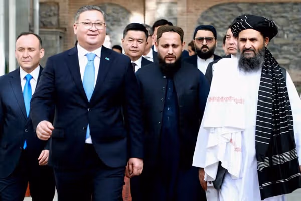 ولې منځنۍ اسیا د طالبانو ادارې ته د نږدې کېدو لړۍ ګړندۍ کړې ده؟