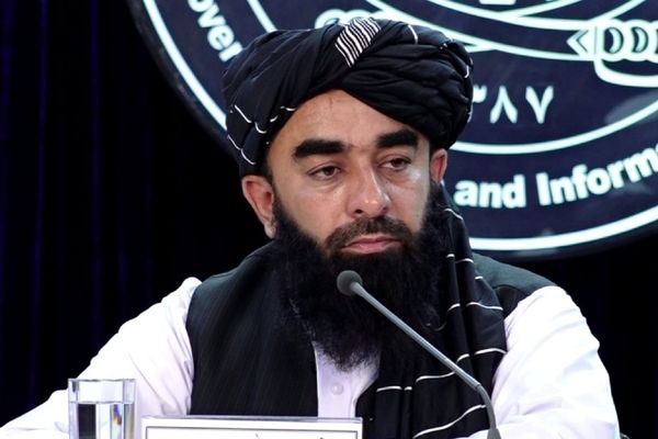 المتحدث باسم طالبان يتهرب من الأسئلة حول تعليم الفتيات ومنع وزير الخارجية من السفر