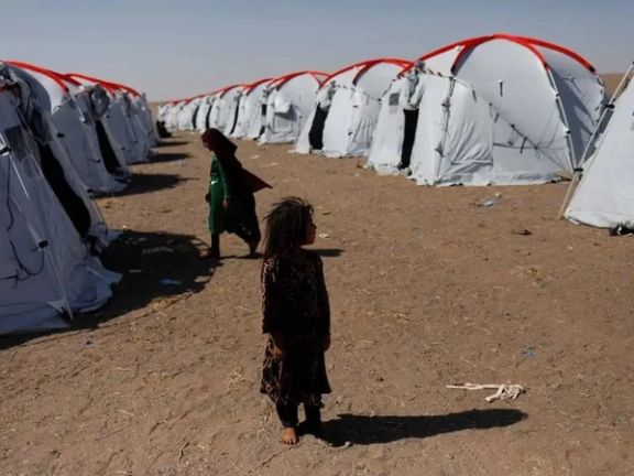 کودکان زلزلهزده هرات به دلیل تخریب مکاتب در کانتینرها و خیمههای موقت آموزش میبینند