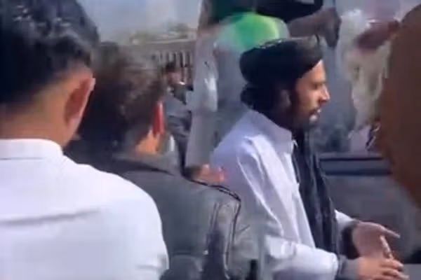 طالبان ۱۰ دانشآموز را در کنر بهدلیل نقاشی پرچم ملی بازداشت کرد