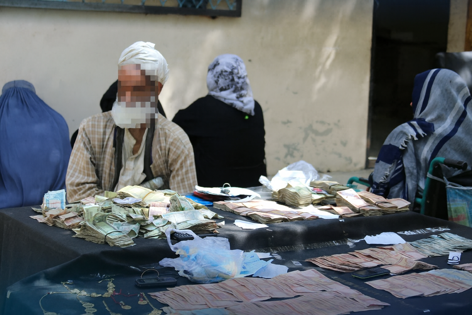 طالبان از ضبط ۷۰۰ هزار افغانی و سه گردنبند طلا از نزد هفت «گدا» در کابل خبر داد