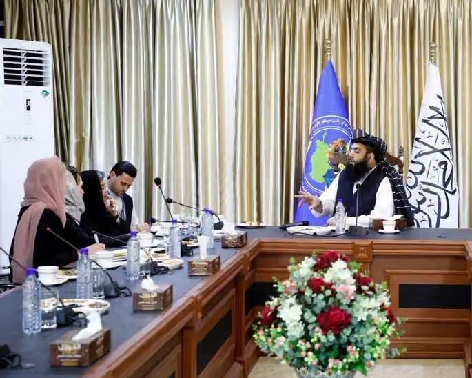 د طالبانو د کډوالو وزیر او د یوناما مشره پر بشري مرستو او له نړۍ سره پر تعامل غږېدلي