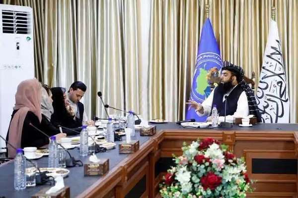 د طالبانو د کډوالو وزیر او د یوناما مشره پر بشري مرستو او له نړۍ سره پر تعامل غږېدلي