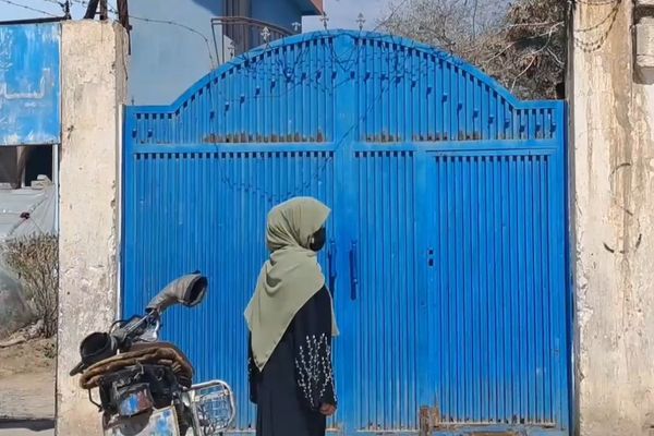 شروع سال تحصیلی؛ شماری از زنان پشت دروازههای بسته مکاتب به منع آموزش دختران اعتراض کردند