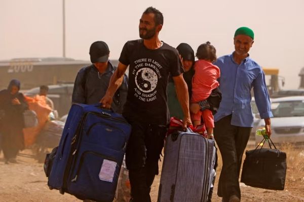 أعضاء في البرلمان الإيراني يطالبون بتسريع عملية ترحيل اللاجئين الأفغان