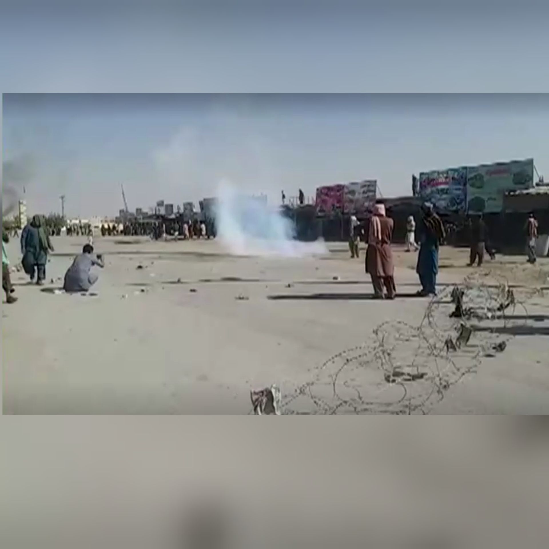 پولیس پاکستان برای متفرق کردن افغان‌ها در مرز چمن  گاز اشک‌آور زد