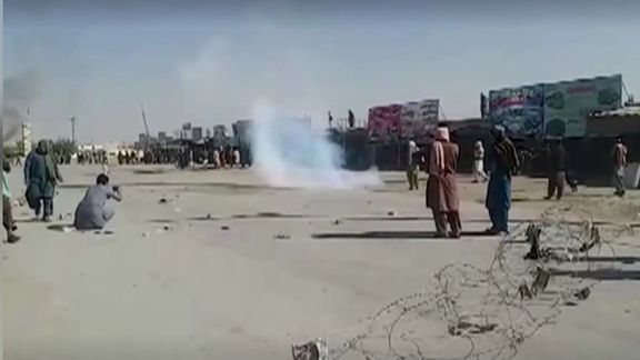 پولیس پاکستان برای متفرق کردن افغانها در مرز چمن گاز اشکآور زد