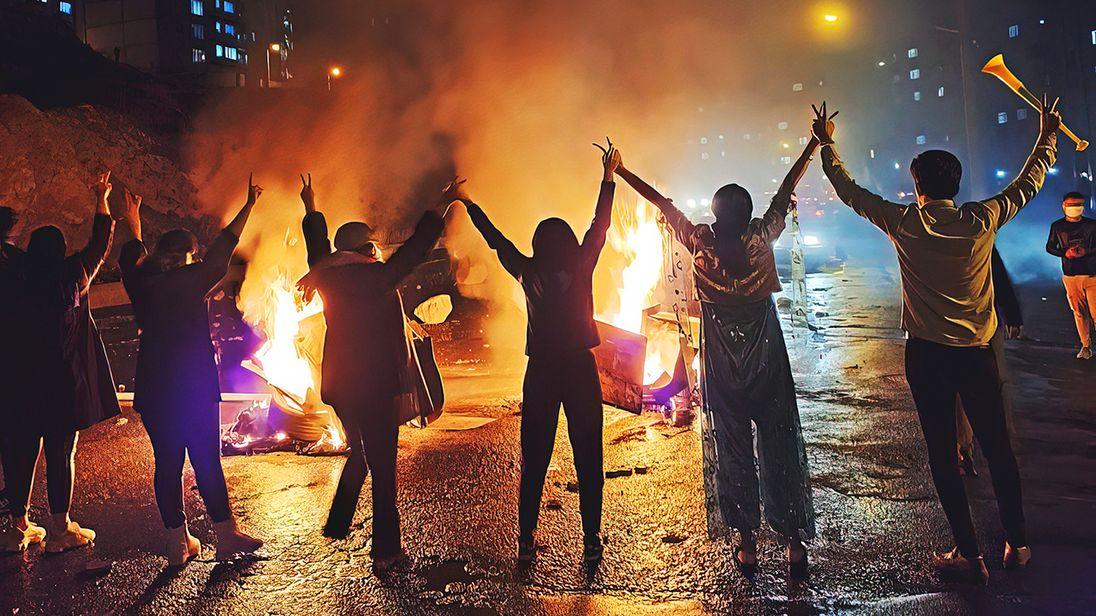 خیزش سراسری ایرانیان؛ خامنه‌ای می‌گوید در مقابل معترضان کوتاه نمی‌آید