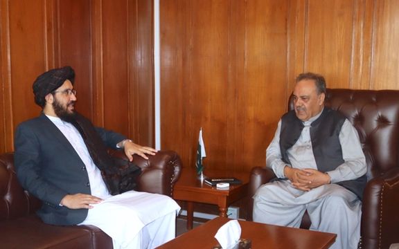 د طالبانو او پاکستان ترمنځ له بریدونو ۴ ورځې وروسته د طالبانو سفیر له اصف دوراني سره وکتل