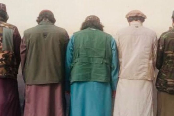 طالبان وایي لغمان کې یې د غلا په تور اته کسان نیولي دي