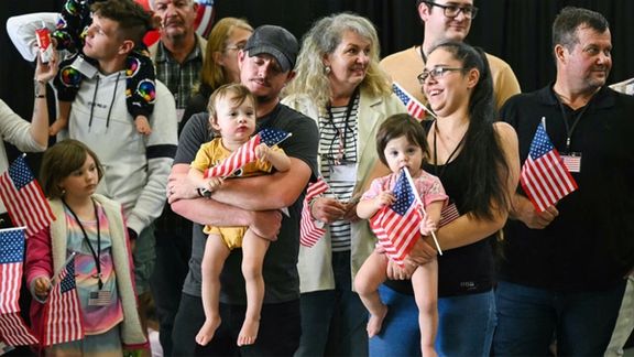 ټرمپ سپین پوستو افریقایانو ته پناه ورکړه، خو افغان کډوال له دې هېواده شړي