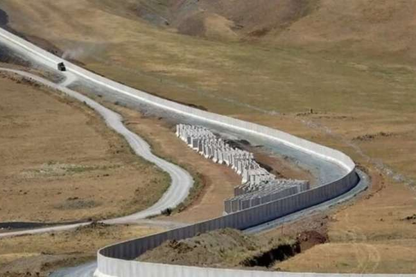 طالبان تعتقل 19 أفغانياً أثناء محاولتهم عبور الحدود إلى إيران بطريقة غير قانونية