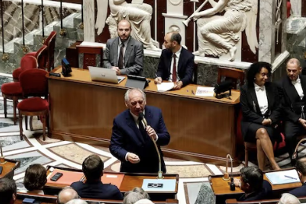 الحكومة الفرنسية تسقط بعد تصويت البرلمان على حجب الثقة