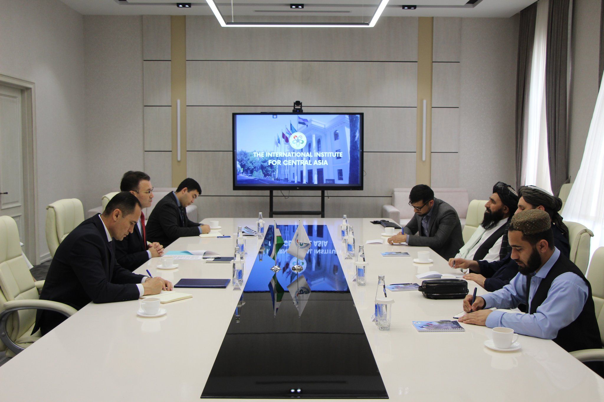 د طالبانو سفیر له ازبکستاني چارواکي سره پر علمي او اقتصادي همکاریو خبرې وکړې