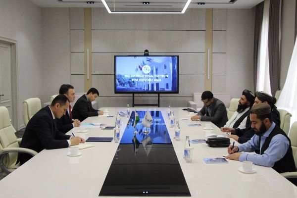 د طالبانو سفیر له ازبکستاني چارواکي سره پر علمي او اقتصادي همکاریو خبرې وکړې