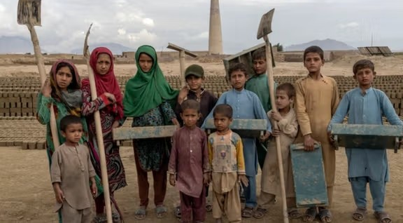 له پاکستان نه ستانه شوي افغان کډوال: بې‌کارۍ او لوږې ماشومان درنو کارونو ته اړ اېستي