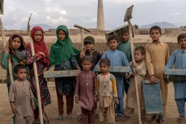 له پاکستان نه ستانه شوي افغان کډوال: بېکارۍ او لوږې ماشومان درنو کارونو ته اړ اېستي
