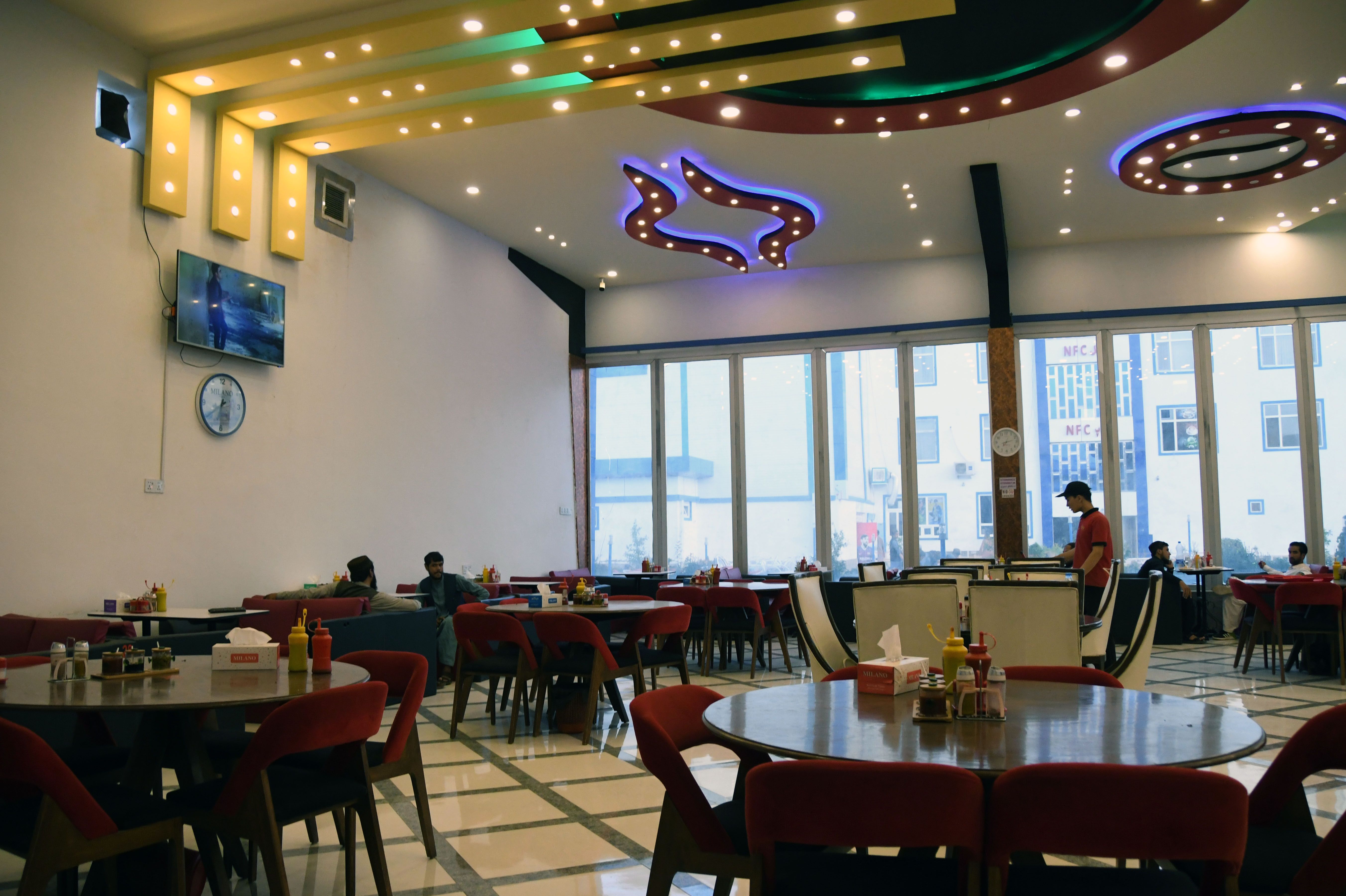 په کندهار کې امربالمعروف هوټلونو ته ویلي، چې کارکوونکي یې باید د دریشي له اغوستو ډډه وکړي