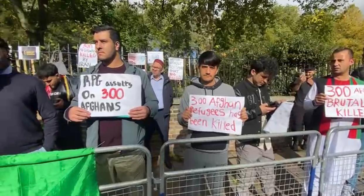 شماری از افغان‌ها در اعتراض به تیراندازی به مهاجرین مقابل سفارت ایران در لندن تجمع کردند