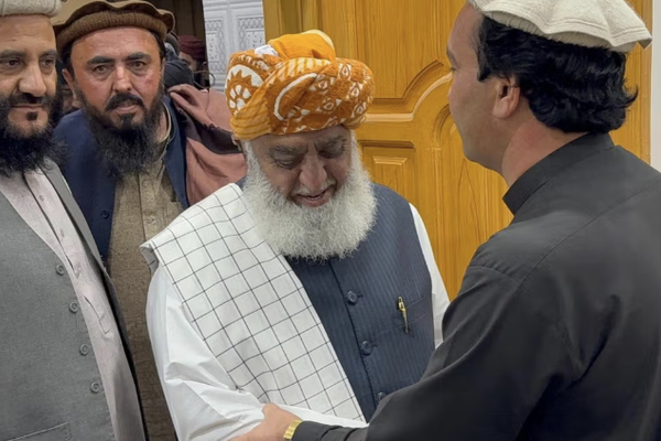 تجّار باكستان يتوجّهون للقاء مولوي فضل الرحمن لبحث إعادة فتح الحدود مع أفغانستان