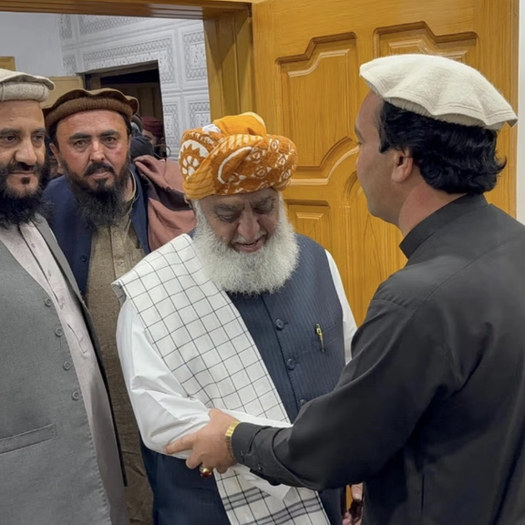 تجّار باكستان يتوجّهون للقاء مولوي فضل الرحمن لبحث إعادة فتح الحدود مع أفغانستان