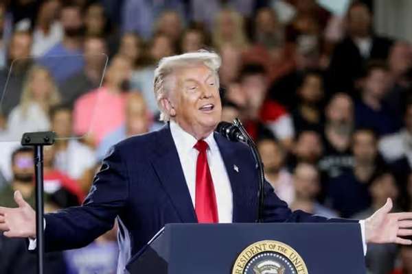 ډونالډ ټرمپ: ایران مو سخت ځپلی او اوس مهال د هوکړې په اړه خبرې کوي