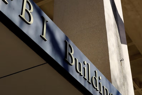 مكتب التحقيقات الفيدرالي يتعهد بالعمل على إعادة الرهائن الأميركيين من أفغانستان