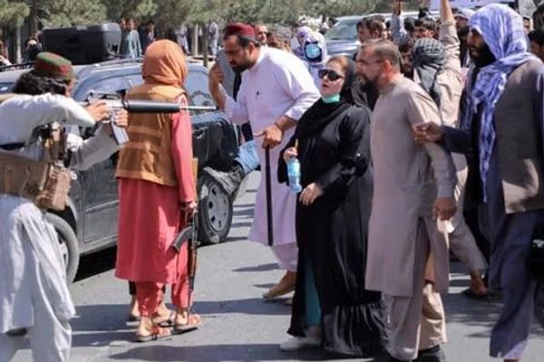 پخوانی امریکایي چارواکی: هېوادونه په افغانستان کې د ښځو د ځپلو له امله له مرستو ډډه کوي