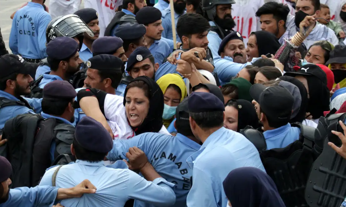 ایکسپریس ټریبیون:پاکستان هڅه کوي د افغان کډوالو په اړه د لوېدیځو هېوادونو اندېښنې کمې کړي