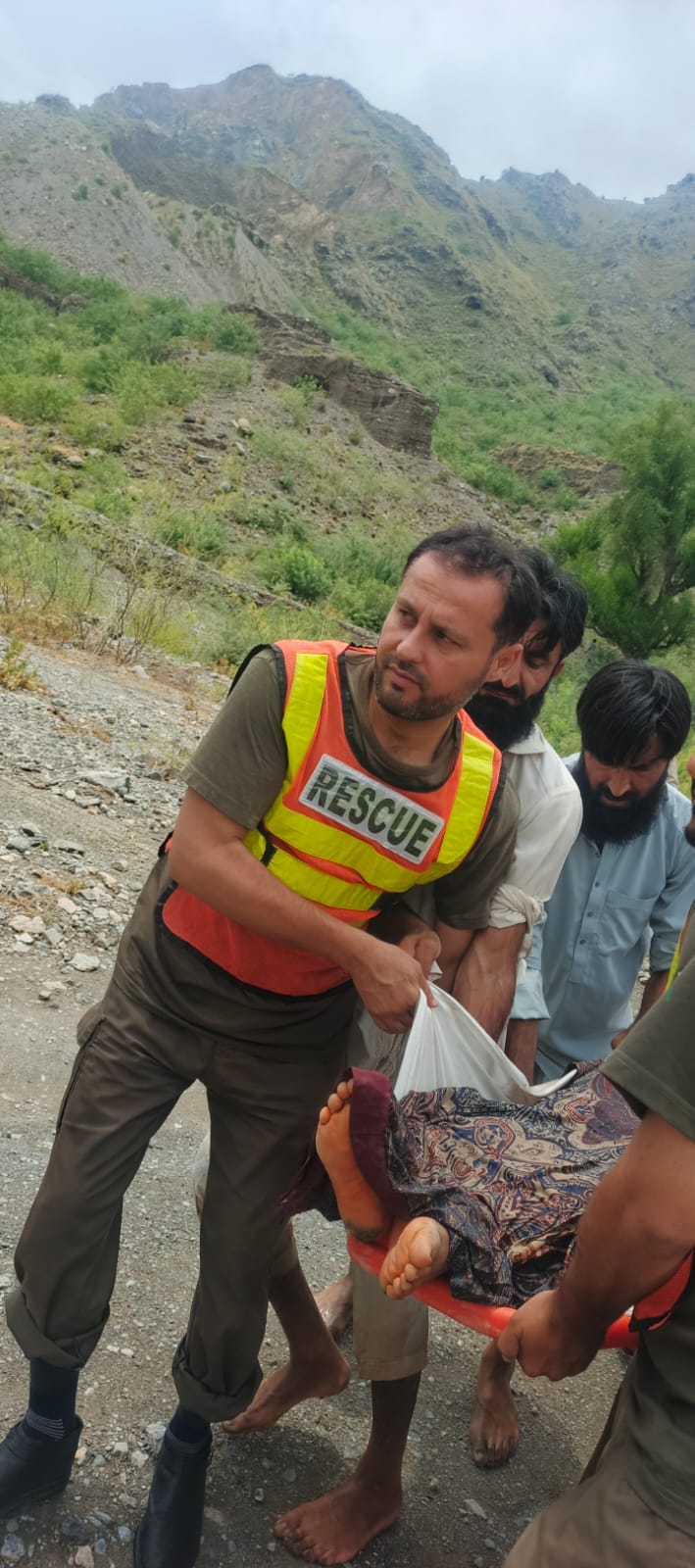 لنډي کوتل کې د افغان کډوالو موټر سېلاب وړی؛ ۳ کډوال مړه او ۱۳ نور ژغورل شوي دي