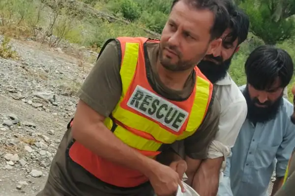لنډي کوتل کې د افغان کډوالو موټر سېلاب وړی؛ ۳ کډوال مړه او ۱۳ نور ژغورل شوي دي