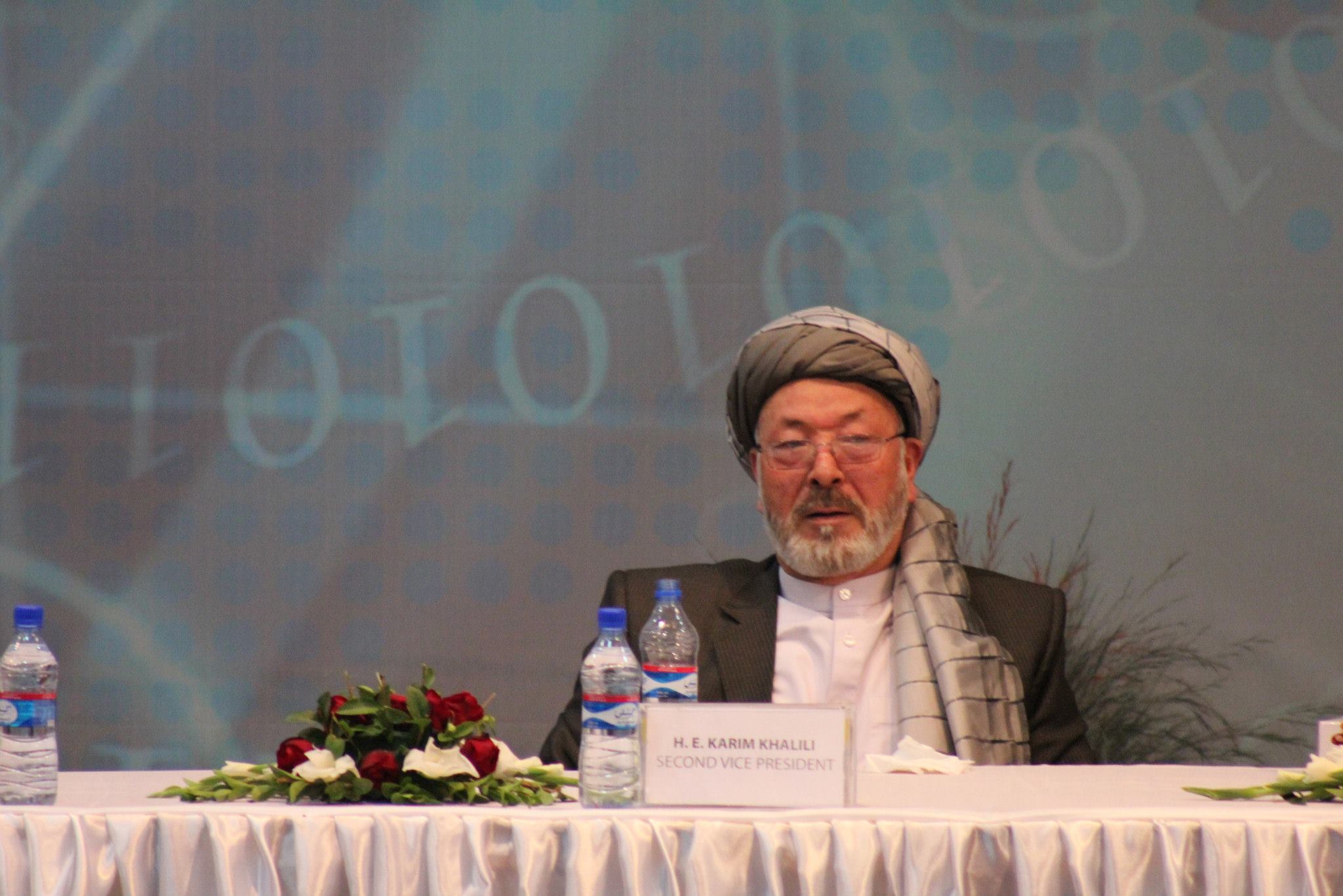 حزب وحدت به رهبری کریم خلیلی: زنان محجبه هزاره، برخلاف اصول شرعی و قانونی بازداشت می‌شوند