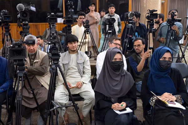 د رسنیو د ازادۍ پر وضعیت اندېښنې؛ طالبان د محدودیتونو او د خبریالانو د ځورونې تورونه ردوي