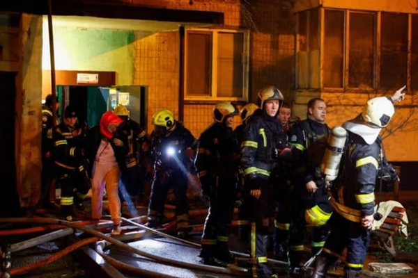 پر روسیې د اوکراین تازه بریدونه؛ درې کسه وژل شوي او ۱۶ نور ټپیان دي