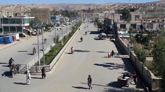 منابع محلی: والی طالبان در غور به بهانه اسفالت جاده غور-هرات از مردم پول جمعآوری میکند