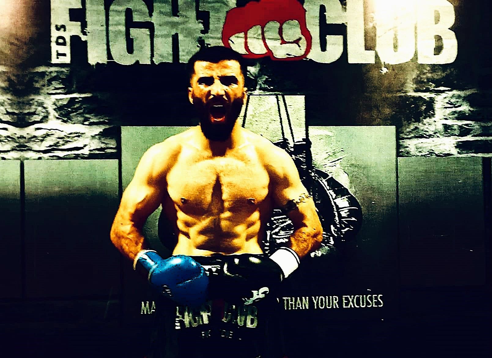 قهرمان شاهین حریف مالیزیایی خود را در راوند نخست مسابقه ناک‌اوت کرد