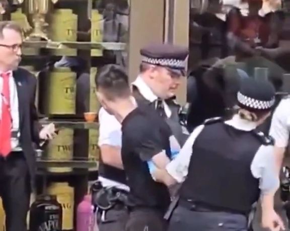 یک دختر ۱۱ ساله در لندن با ضرب چاقو بهشدت زخمی شد