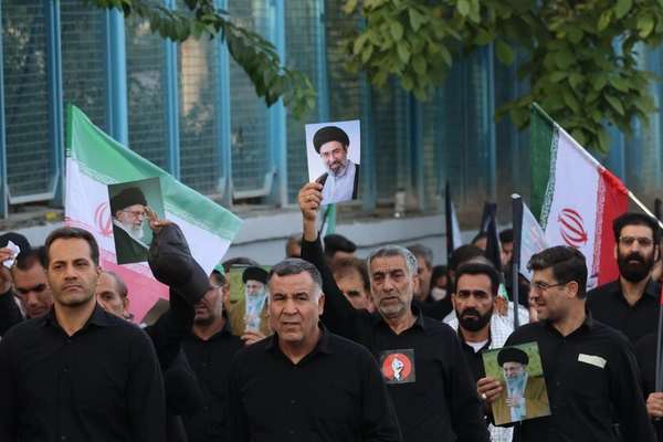 شبحِ رهبر در مراسم تدفین: بودن و نبودن مجتبی چه معنایی دارد؟