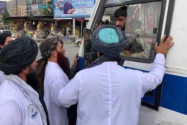 پر شخصي حریم د طالب محتسبانو تېری؛ «ملا صیب دا مې د مېرمنې انځور دی»