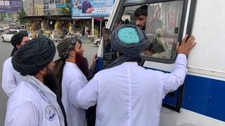 پر شخصي حریم د طالب محتسبانو تېری؛ «ملا صیب دا مې د مېرمنې انځور دی»