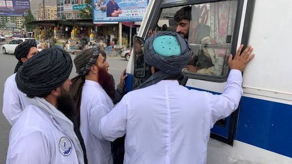 پر شخصي حریم د طالب محتسبانو تېری؛ «ملا صیب دا مې د مېرمنې انځور دی»